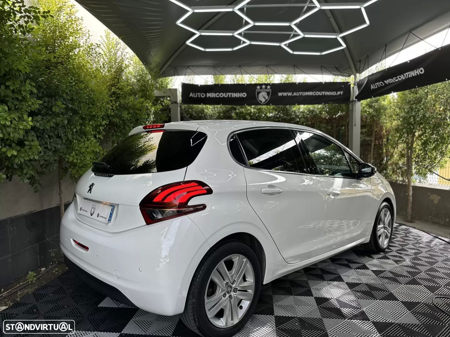 Peugeot 208 1.2 PureTech Allure EAT6 - 5
