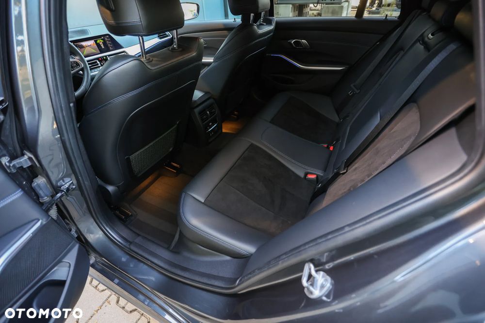BMW Seria 3 320d Edition M Sport Shadow - 23