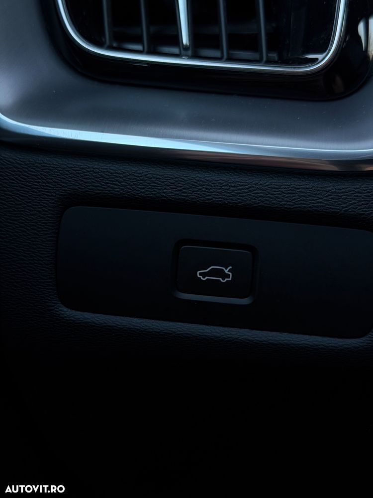Volvo XC 60 B4 MHEV AWD Momentum Pro - 31