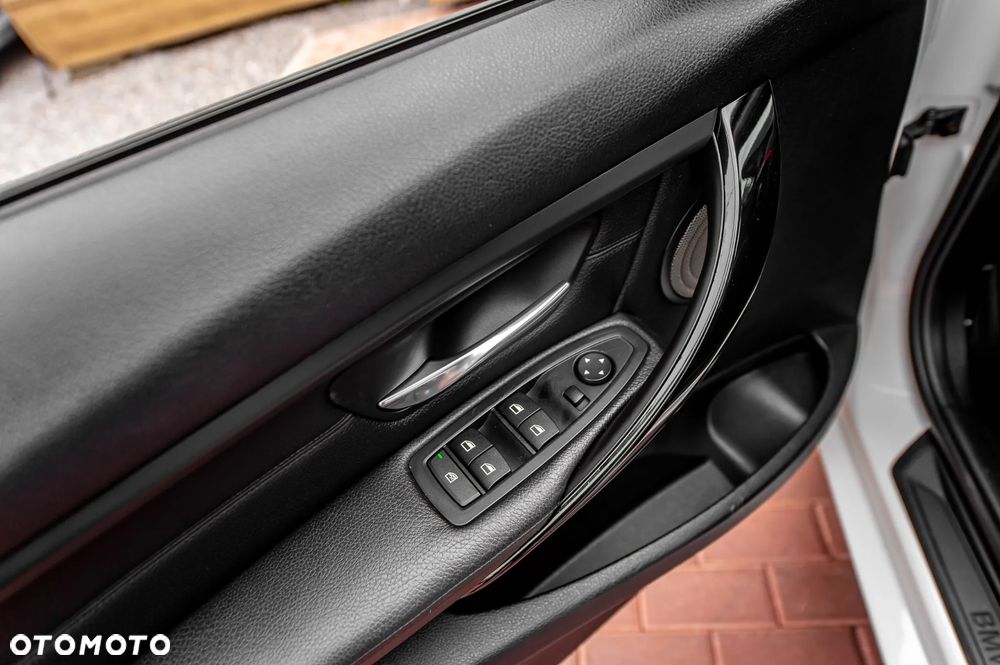 BMW Seria 3 320i Modern Line - 27