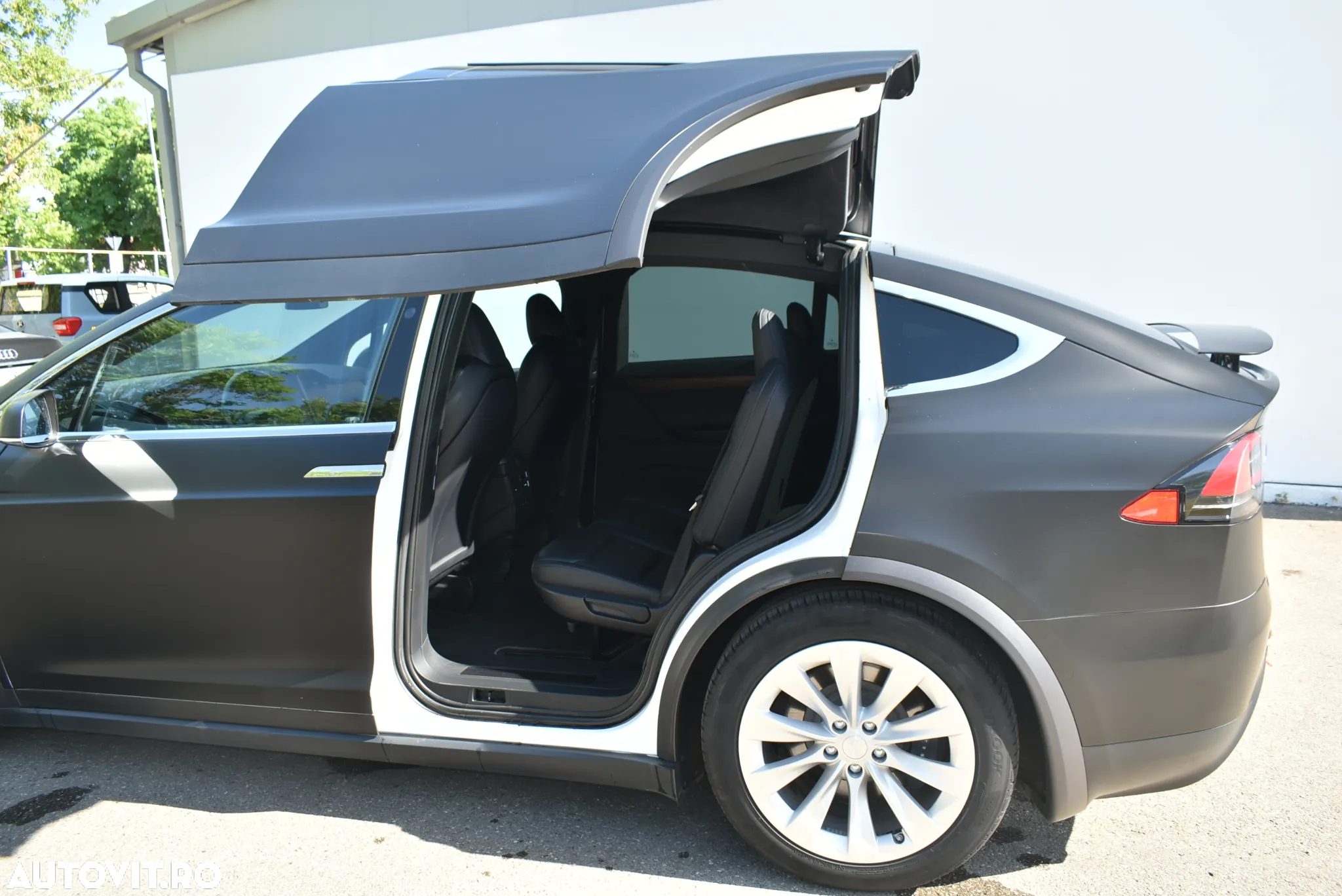 Tesla Model X - 8