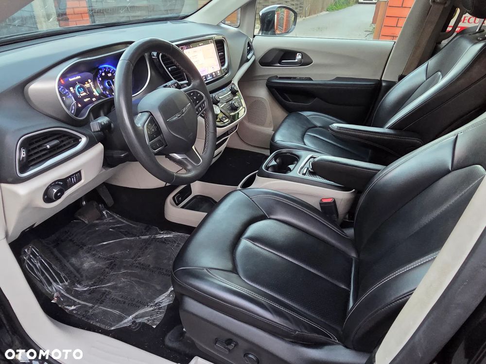 Chrysler Pacifica - 35