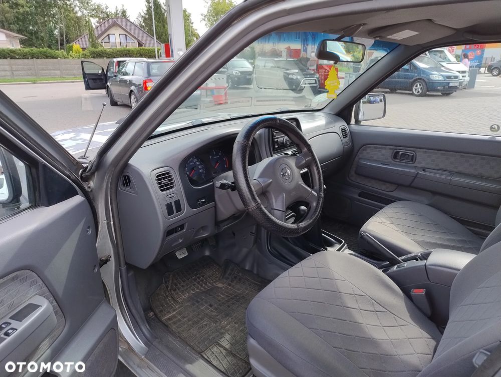 Nissan Pickup - 6