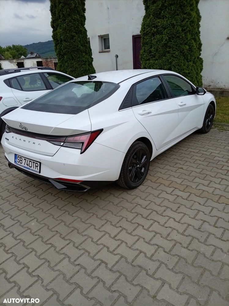Hyundai Elantra 1.6 l 123 CP 6MT Highway - 1