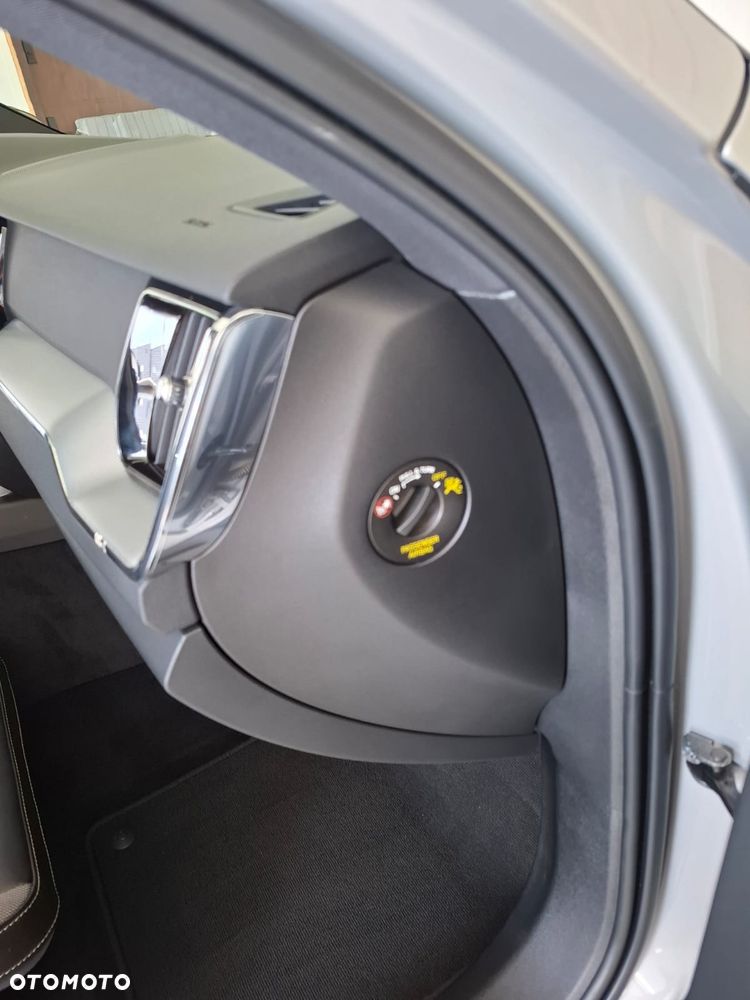 Volvo XC 60 B4 D AWD Plus Dark - 17