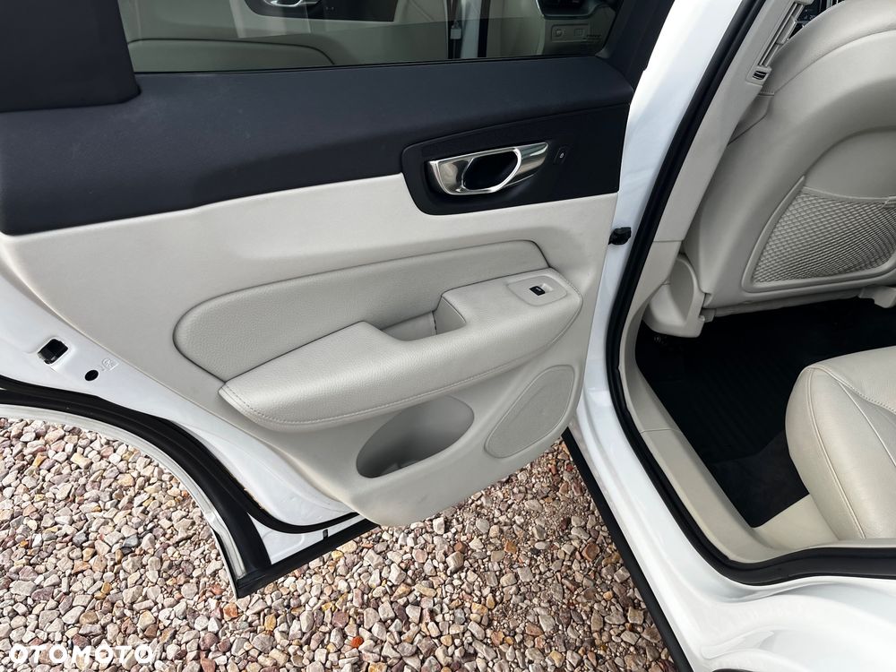 Volvo XC 60 T5 AWD Momentum - 31