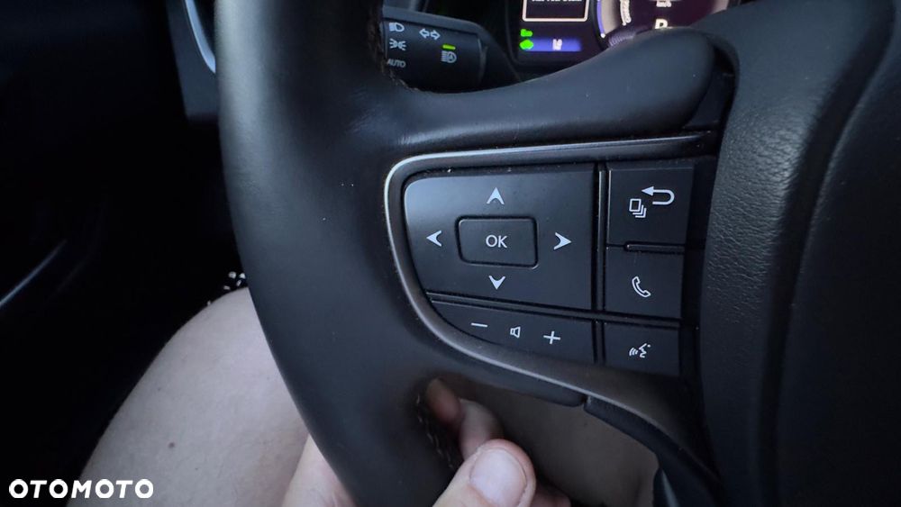Lexus UX - 35