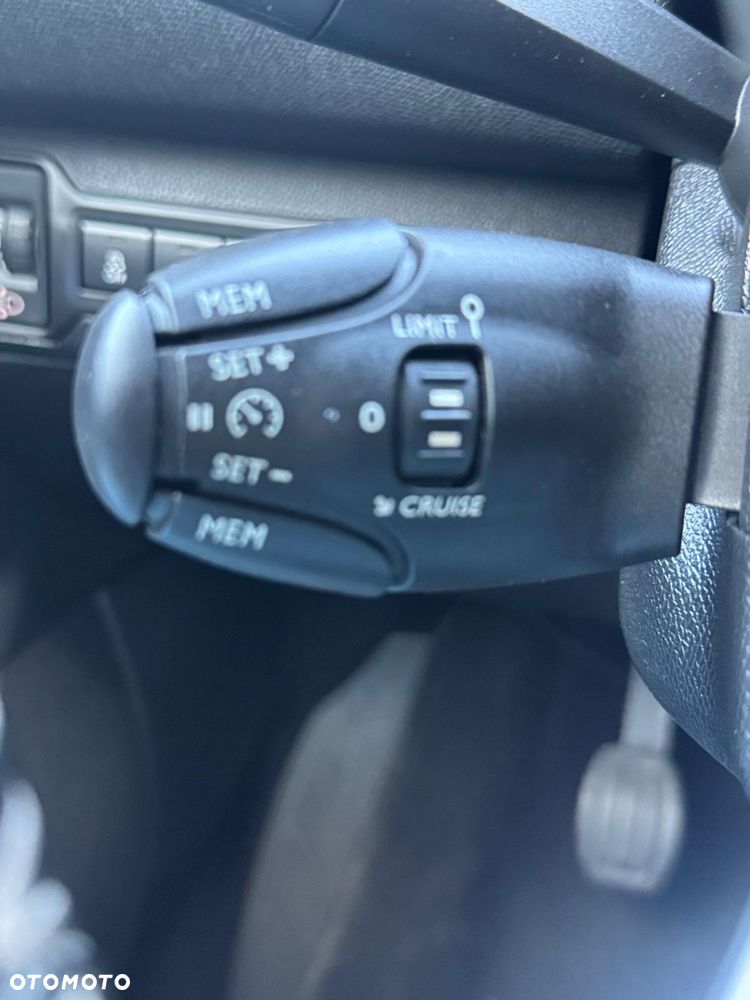 Peugeot 308 1.6 BlueHDi Allure S&S - 32