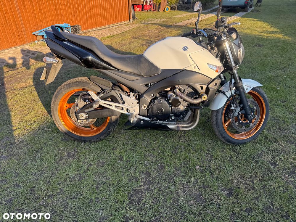 Suzuki GSR - 7