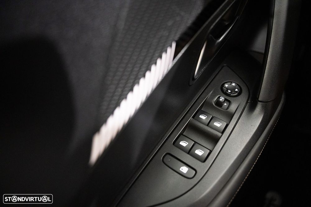 Peugeot 2008 1.2 PureTech Allure EAT8 - 21