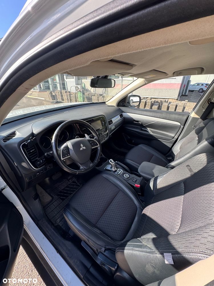 Mitsubishi Outlander Instyle NAVI + - 6