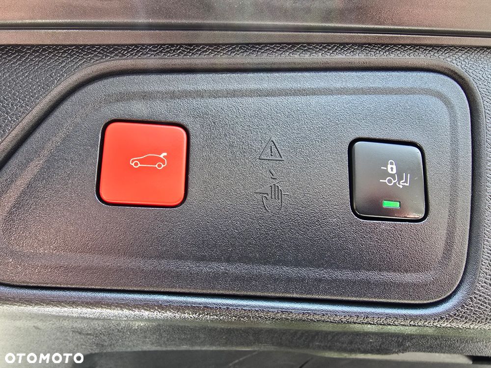 Peugeot 3008 1.6 PureTech HYbrid GT Line S&S EAT8 - 9