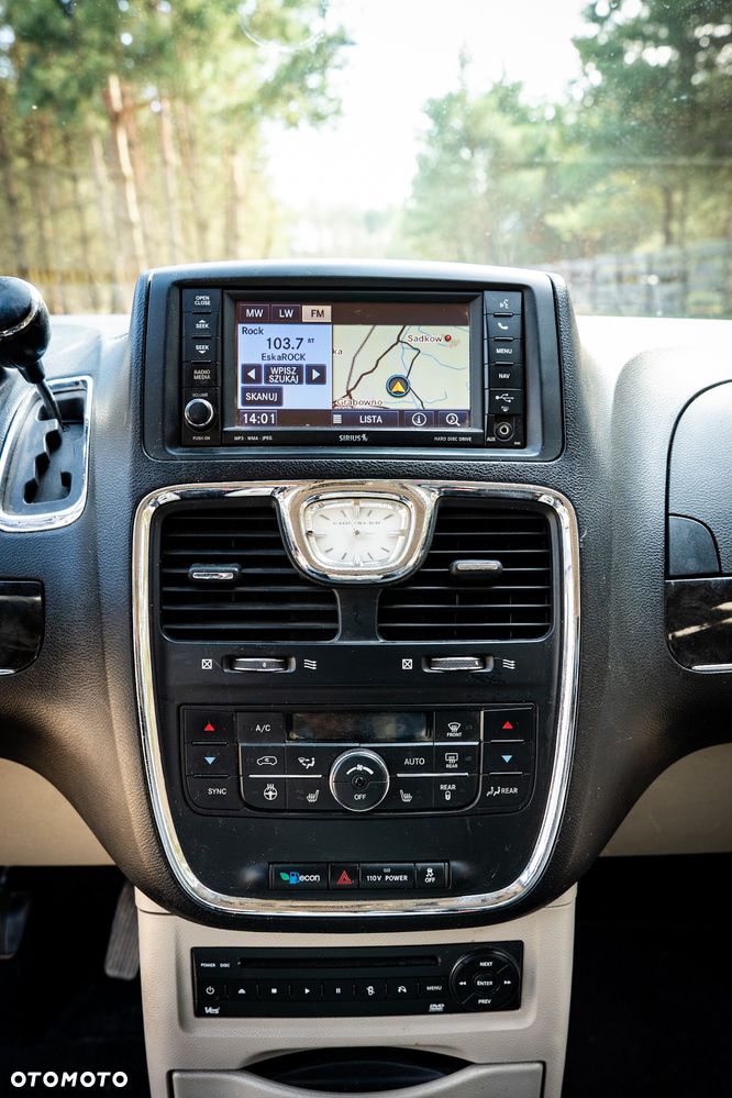 Chrysler Town & Country 3.6 Limited - 10