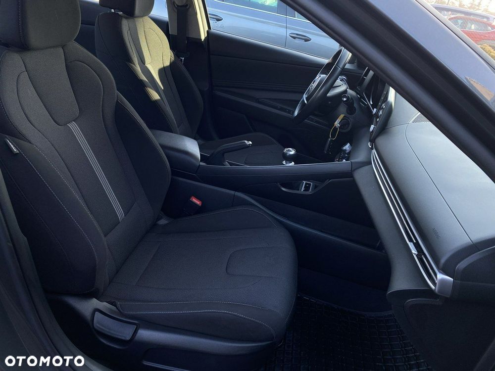 Hyundai Elantra - 32