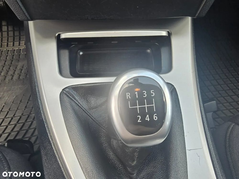 BMW Seria 3 318i Touring - 15