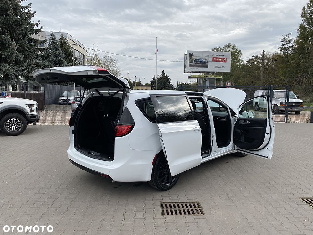 Chrysler Pacifica - 10