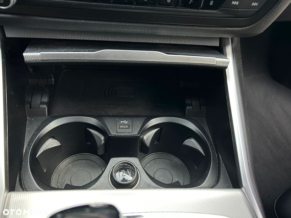 BMW Seria 3 330e - 33