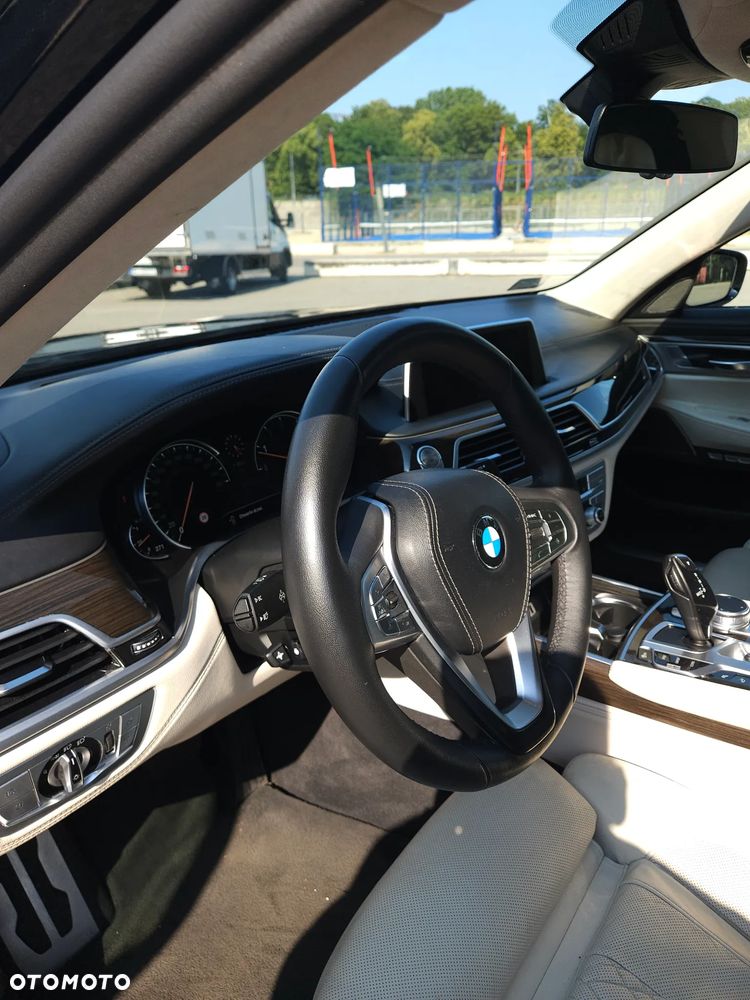 BMW Seria 7 750i xDrive - 17