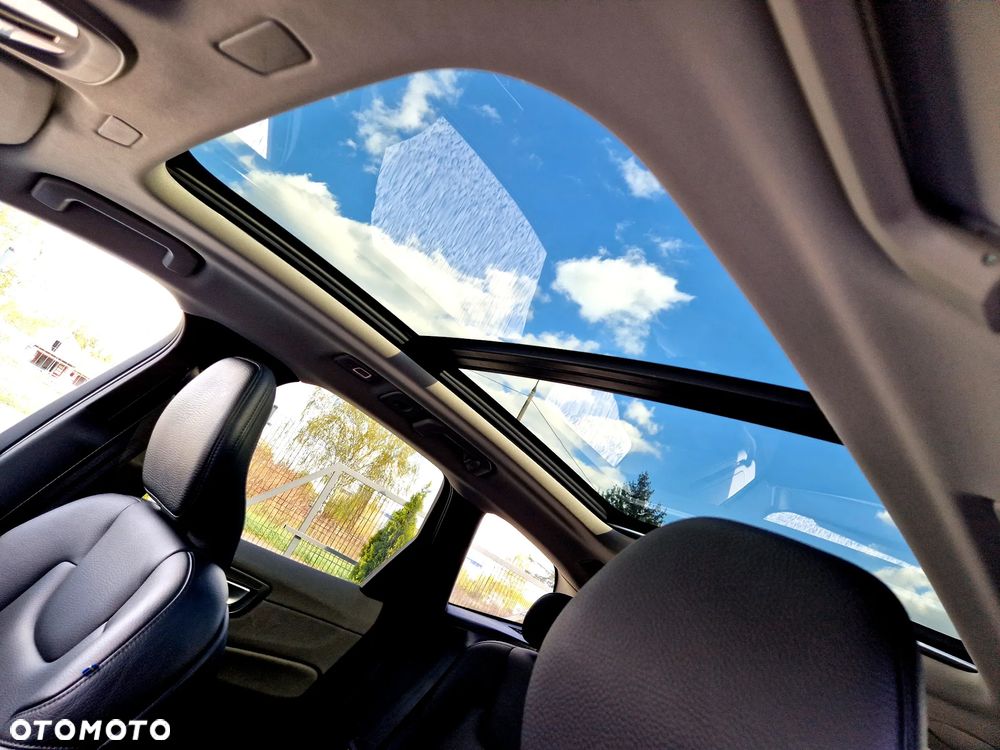 Volvo XC 60 B4 B Plus Dark - 24