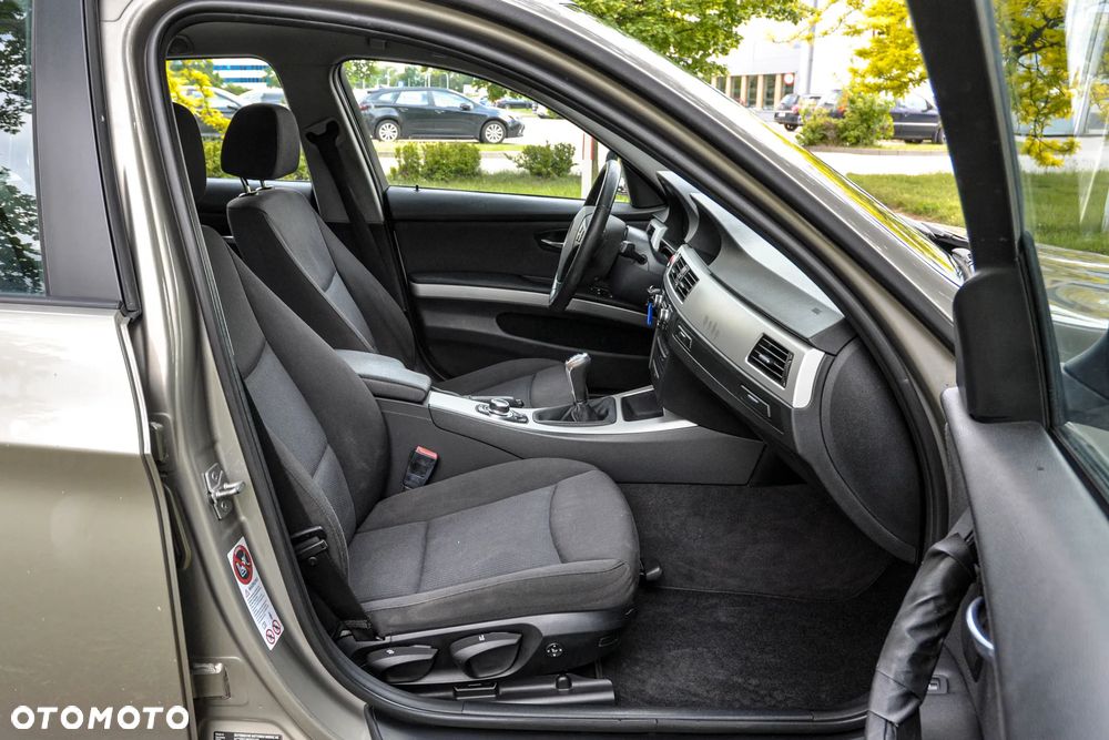 BMW Seria 3 320d DPF Efficient Dynamics Edition - 11