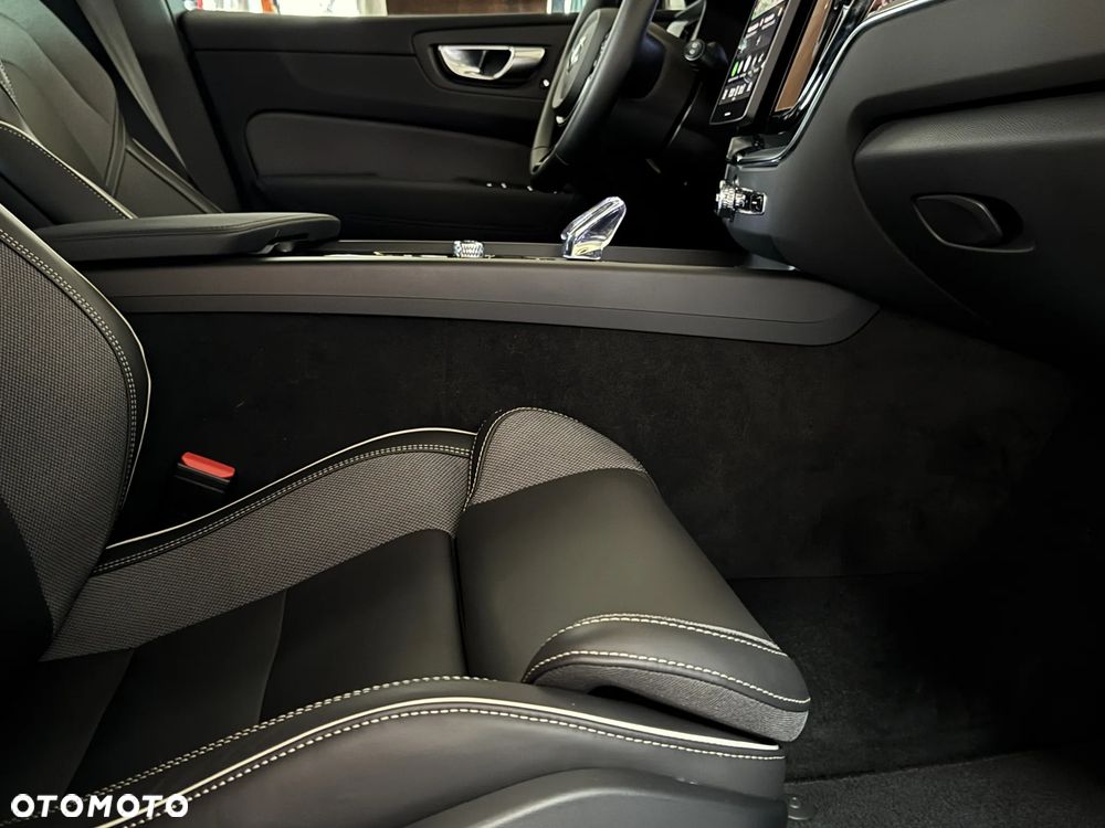 Volvo XC 60 B5 B AWD Geartronic RDesign - 24