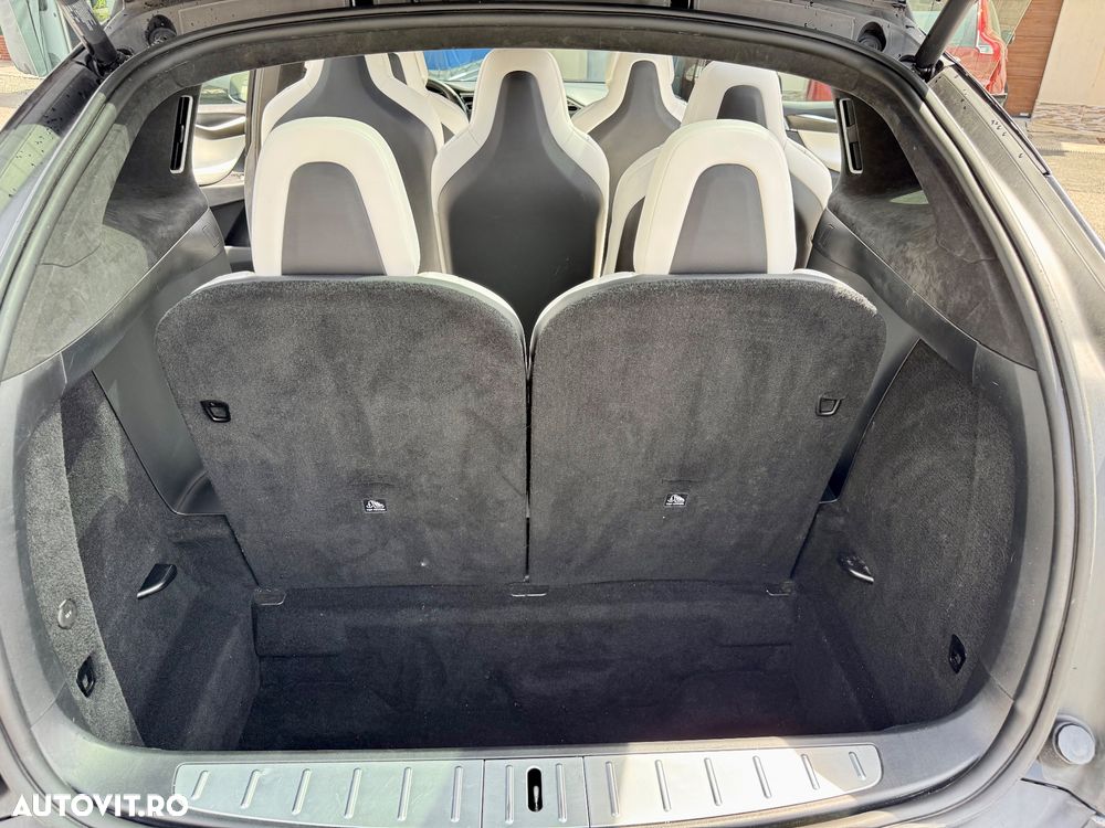 Tesla Model X - 9
