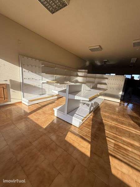 Loja com cave ampla – 180 m² - Grande imagem: 2/7