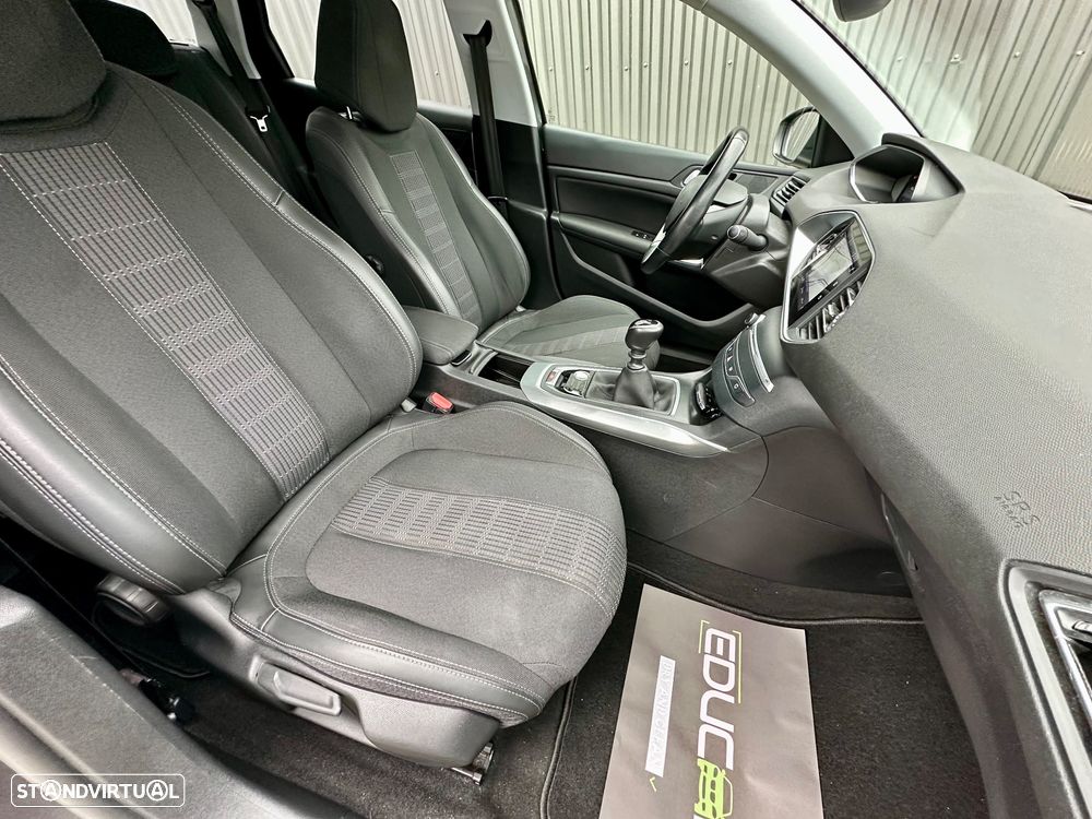 Peugeot 308 1.2 PureTech Allure - 29