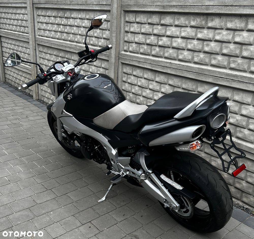 Suzuki GSR - 11