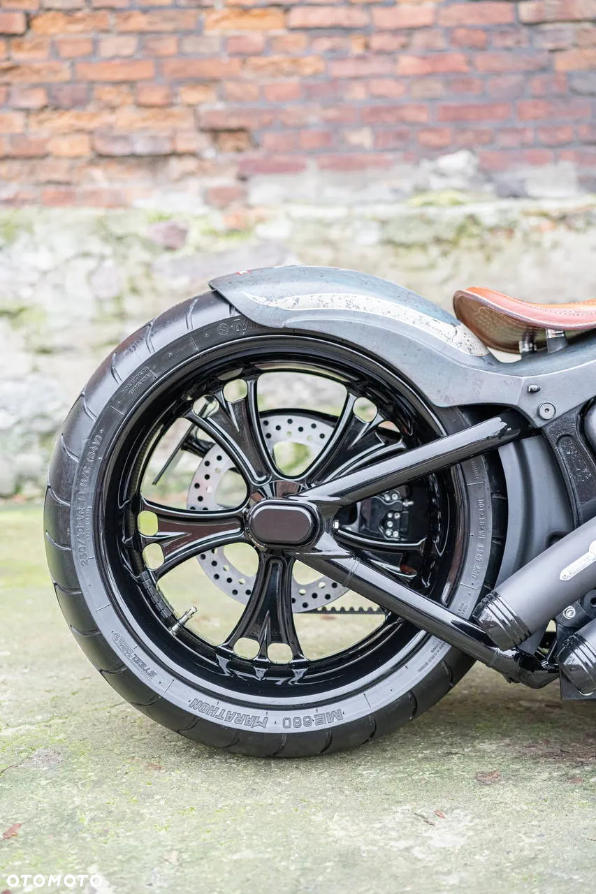 Harley-Davidson Softail Breakout - 21