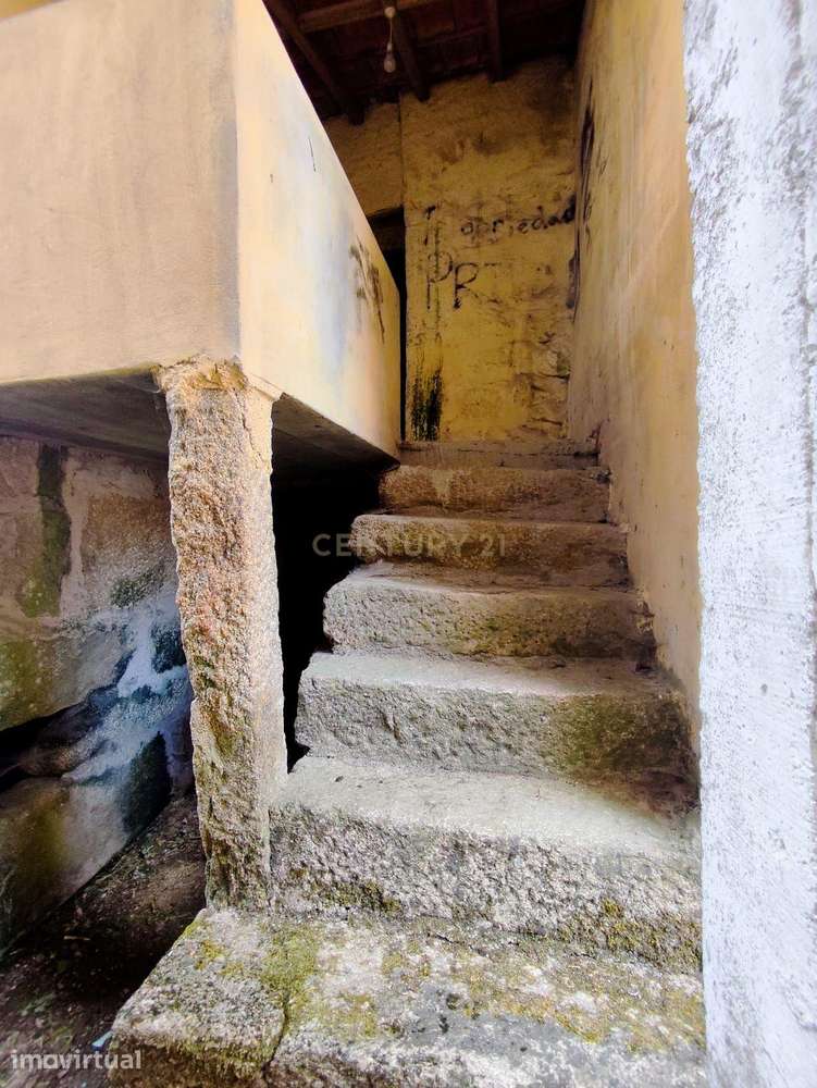 Pequena casa, em pedra, com lareira e forno para reabilitar - Grande imagem: 3/12