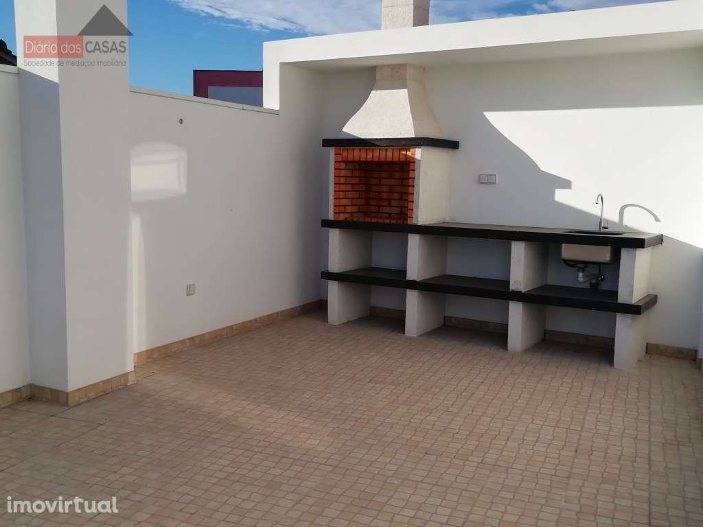 Prédio com 4 apartamentos totalmente remodelado - Centro de Mortágua - Grande imagem: 4/25