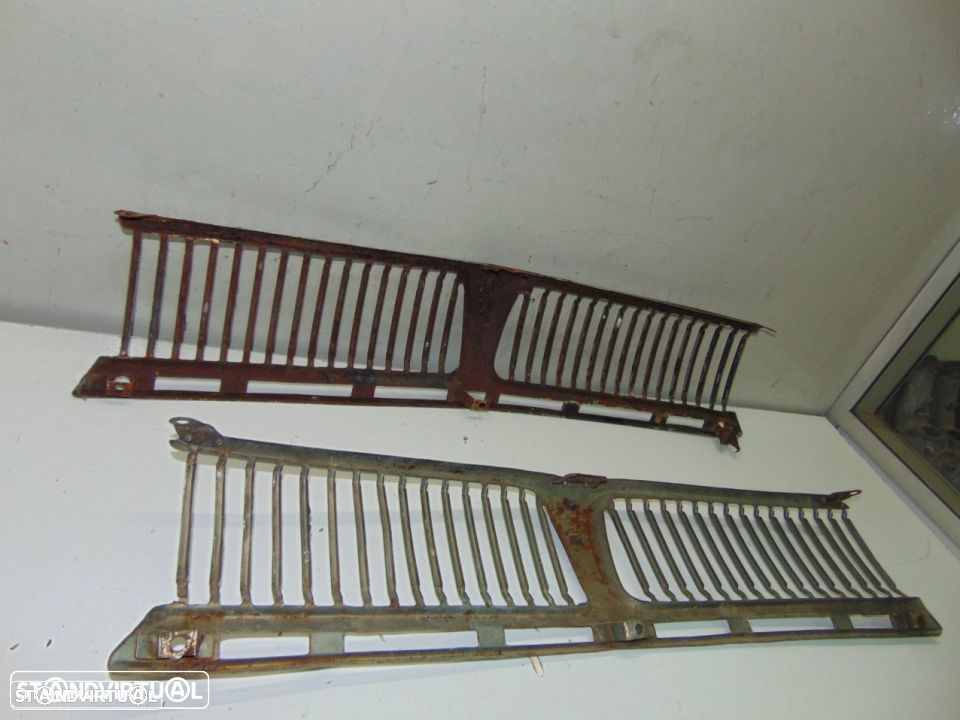 Toyota antigo - grelha em fraco estado para recuperar - 2