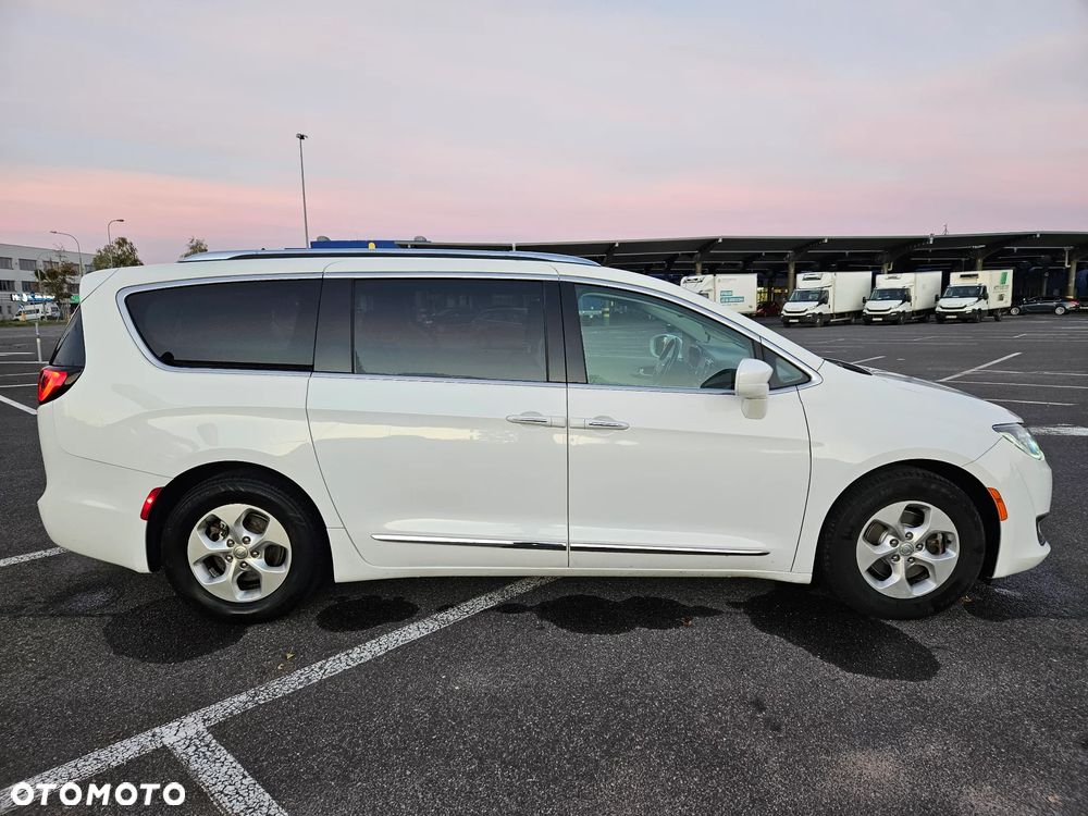 Chrysler Pacifica - 3