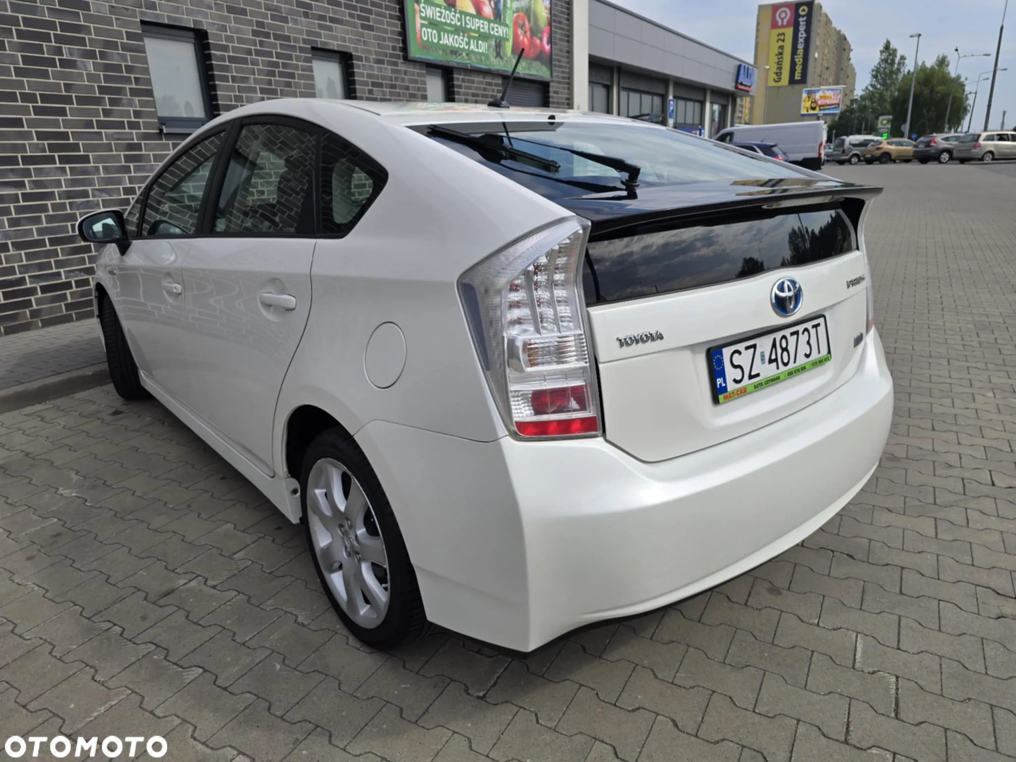 Toyota Prius (Hybrid) Executive - 13