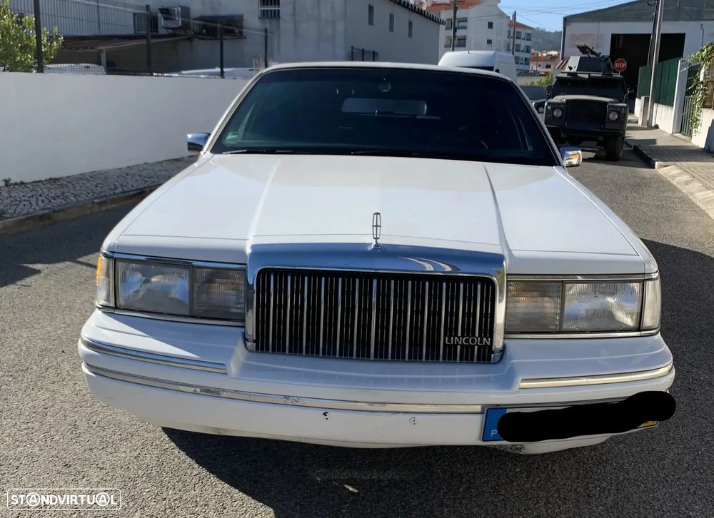 Lincoln Town Car - 2
