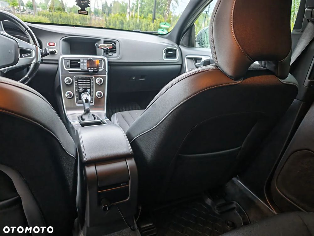 Volvo V60 Cross Country D3 Geartronic Momentum - 19