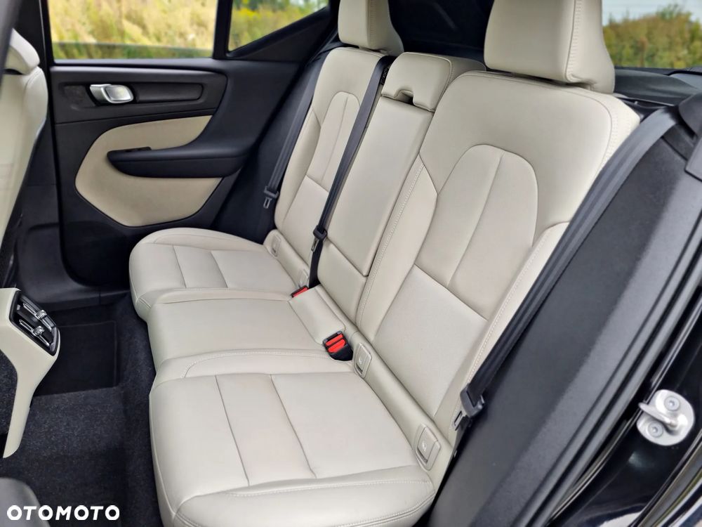 Volvo XC 40 B3 B DKG Ultra Black Edition - 29