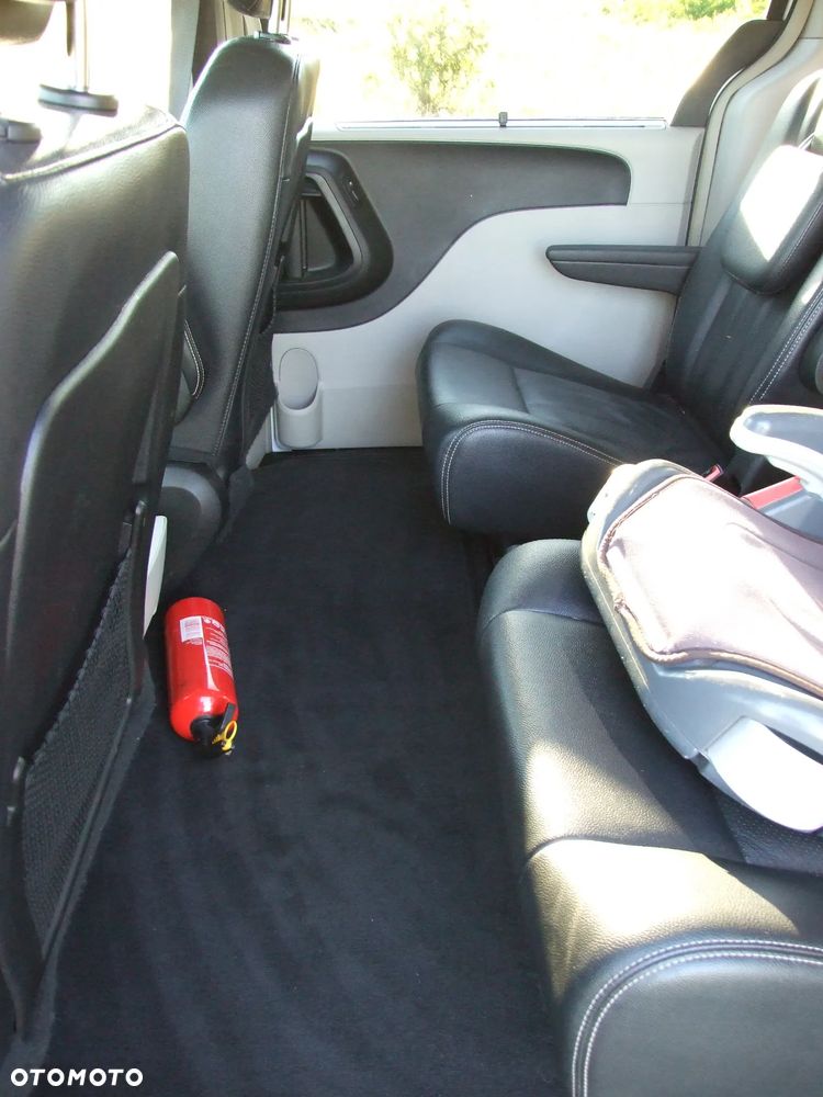 Chrysler Town & Country - 16