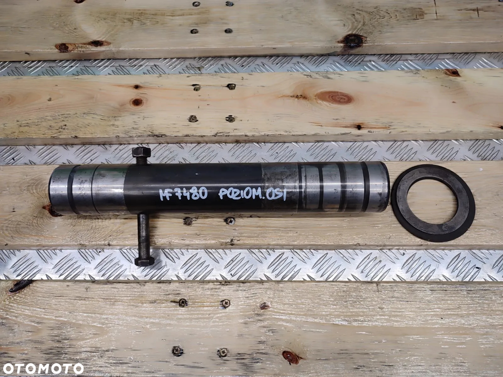 Sworzeń mocowania przedniej osi 7600103801 Massey Ferguson 7495 - 2