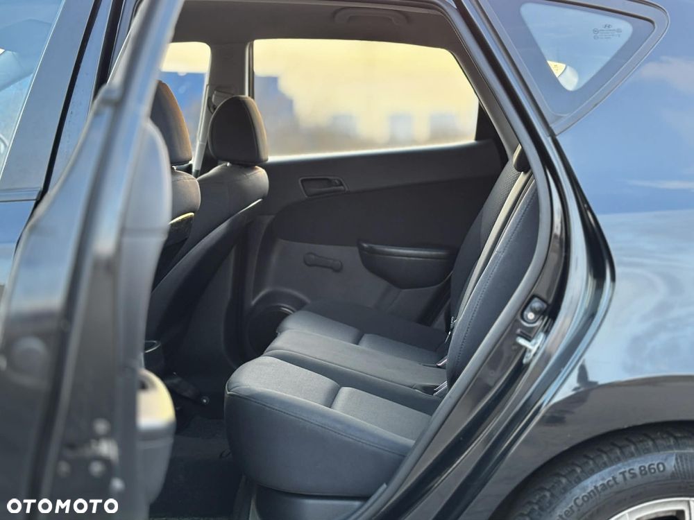 Hyundai i30 1.4 Base + - 17