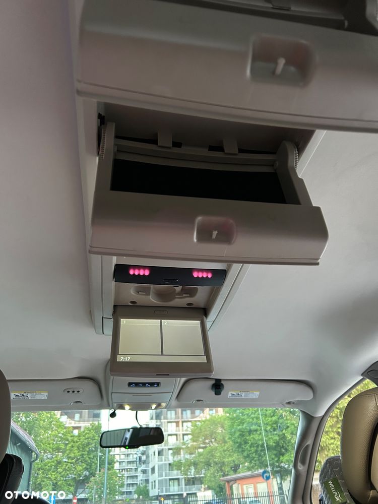 Chrysler Town & Country - 27