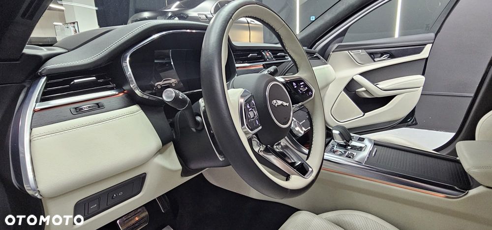 Jaguar XF 2.0 P300 AWD R-Dynamic HSE - 33