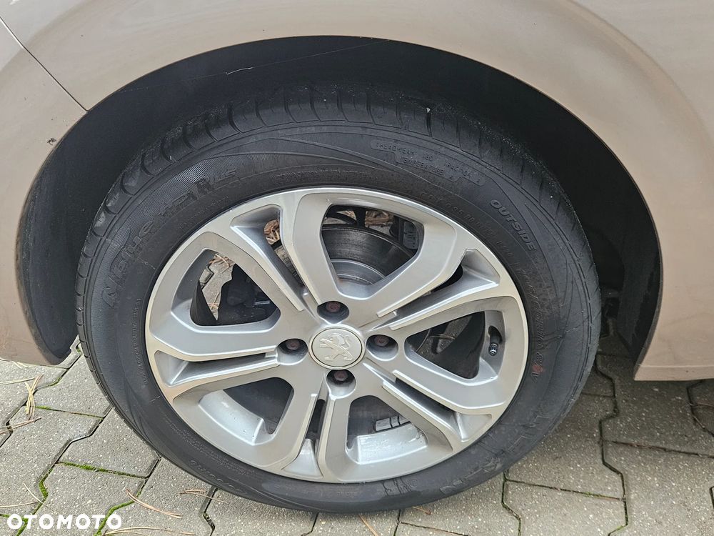Peugeot 208 95 VTI Allure - 21
