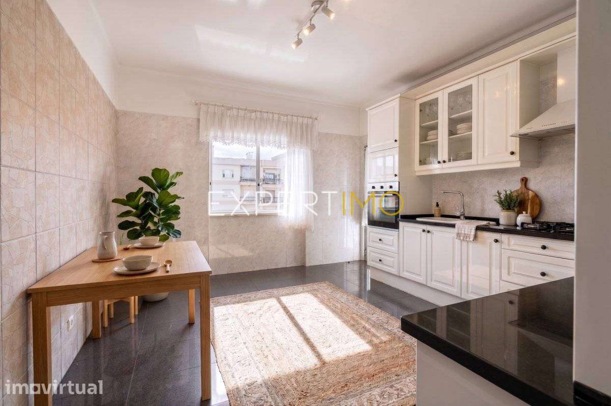 Apartamento T3 na Av. Dr. António Rodrigues Manito - Bairro do... - Grande imagem: 5/27