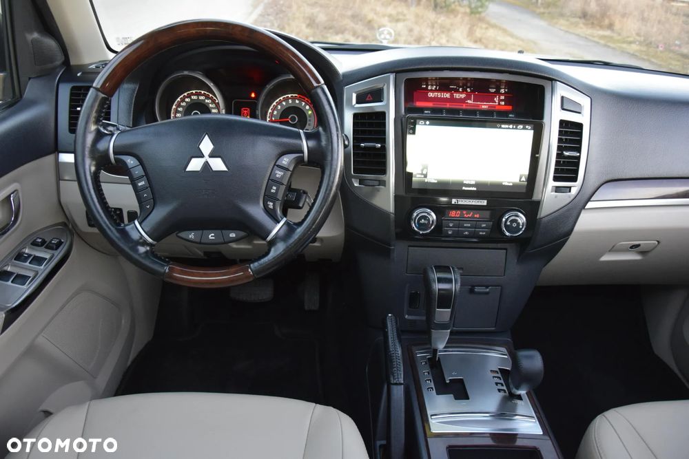 Mitsubishi Pajero - 12