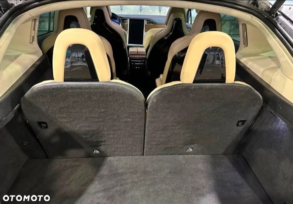 Tesla Model X - 16