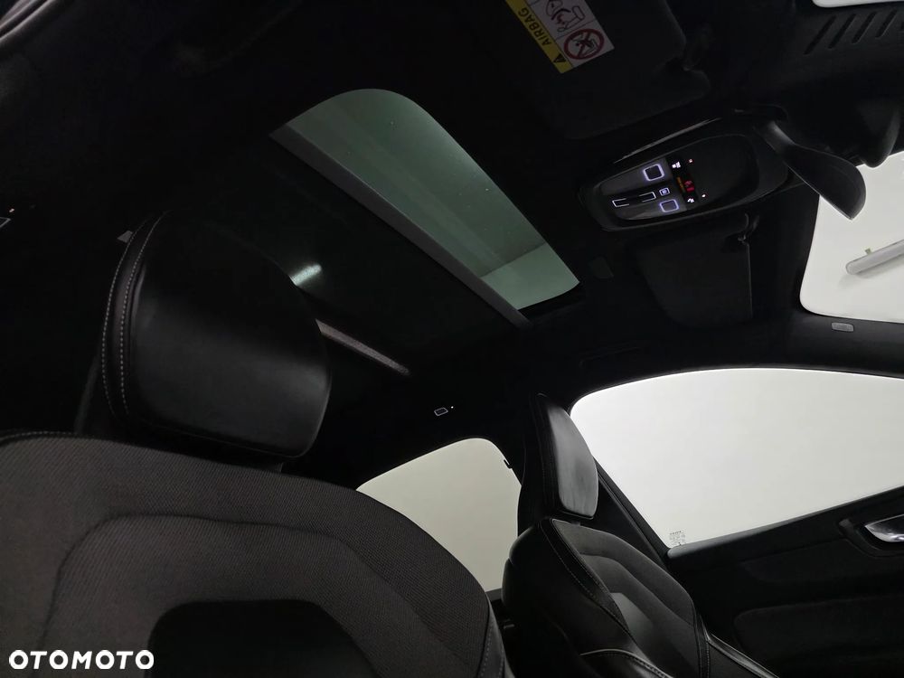 Volvo XC 60 B4 D Plus Dark - 28