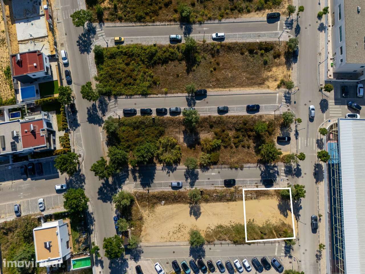 Terreno urbano em loteamento de luxo (ABC: 460m2), 4 fogos com 3 frent - Grande imagem: 2/19