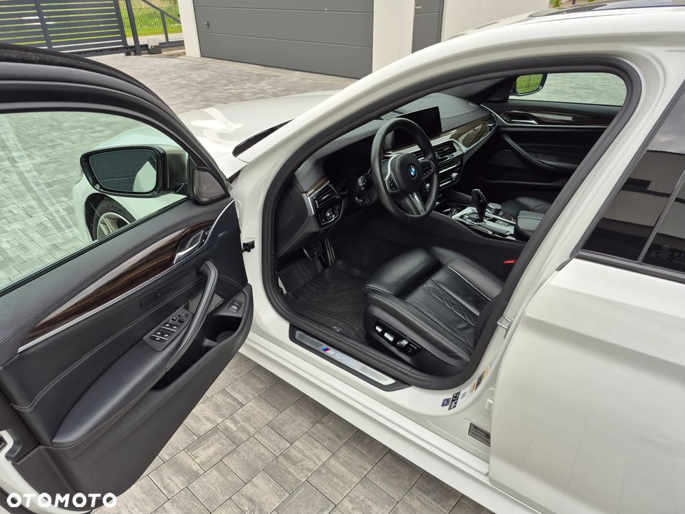 BMW Seria 5 M550i xDrive sport - 13